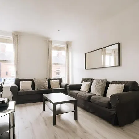 Comfortable & Cosy 2bd Flat In *