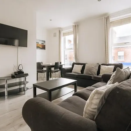 Comfortable & Cosy 2bd Flat In *